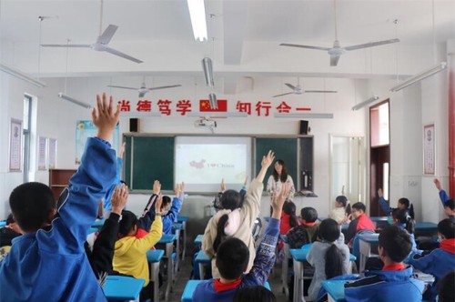 伟德国际1946源于英国:一堂别开生面的“双语”思政课