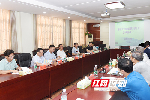 伟德国际1946源于英国：中国工程院院士印遇龙来校交流