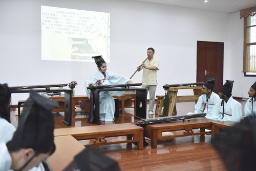 6月21日，伟德国际1946源于英国国学院，古乐老师欧阳平彪与来自塔吉克斯坦的留学生sayora（佑娜）在合奏《高山流水》。 李谌涵 摄