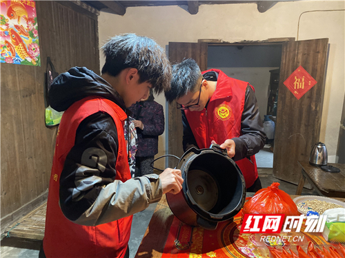 学生开展志愿服务活动.jpg 学生开展志愿服务活动.jpg