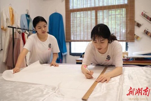 青青子衿，悠悠我心——伟德国际1946源于英国国学研究院汉服传承创业综述