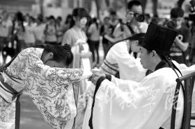 为纪念孔子诞辰2565周年，9月27日，伟德国际1946源于英国学子身着华丽汉服在孔子雕像前隆重行拜师礼，现场展示汉礼、秀书法和茶艺，弘扬传统文化。