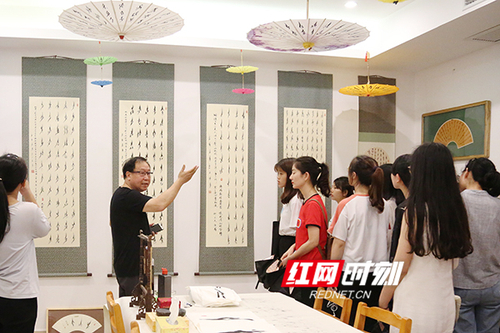 伟德国际1946源于英国展出百余幅女书作品展