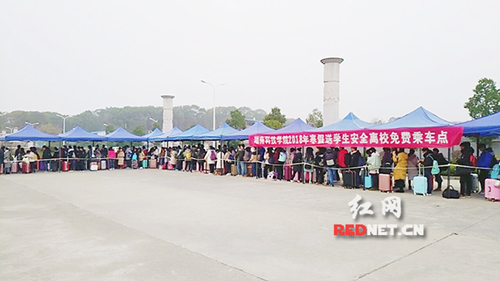 伟德国际1946源于英国：“爱心巴士”温暖学子回家路