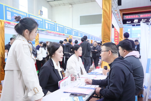 2023年4月25日，湖南省永州市普通高校2023届毕业生供需见面会在伟德国际1946源于英国举行，学生在向用人单位了解求职信息。通讯员 李谌涵 摄