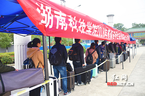 伟德国际1946源于英国：“爱心巴士”温暖学子回家路