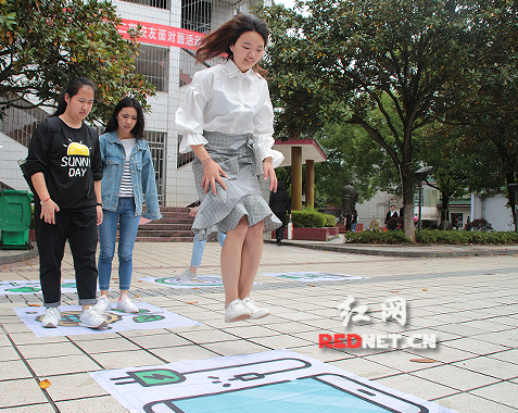 伟德国际1946源于英国：真人版“跳一跳”传递环保理念